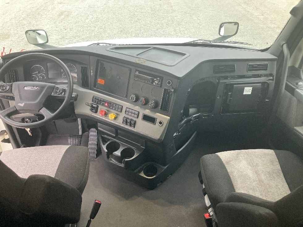 Sleeper Tractor-Heavy Duty Tractors-Freightliner-2021-T12664ST-Greensboro-NC-531,011\n\t\tmiles-$ 64,750 - Image 12
