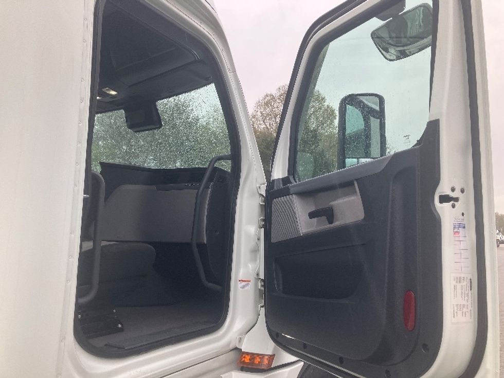 Sleeper Tractor-Heavy Duty Tractors-Freightliner-2021-T12664ST-Greensboro-NC-531,011\n\t\tmiles-$ 64,750 - Image 13