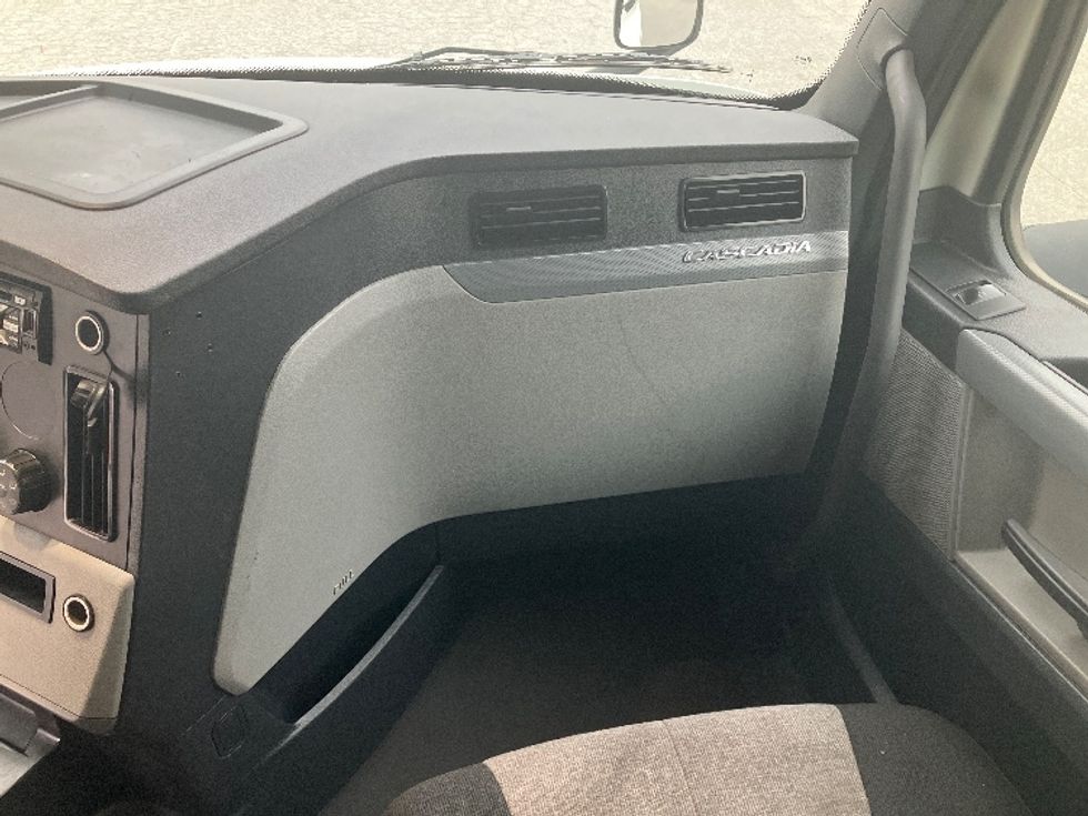 Sleeper Tractor-Heavy Duty Tractors-Freightliner-2021-T12664ST-Greensboro-NC-531,011\n\t\tmiles-$ 64,750 - Image 14