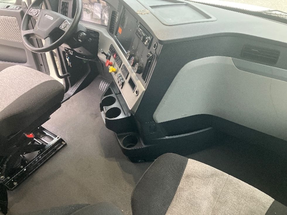 Sleeper Tractor-Heavy Duty Tractors-Freightliner-2021-T12664ST-Greensboro-NC-531,011\n\t\tmiles-$ 64,750 - Image 15