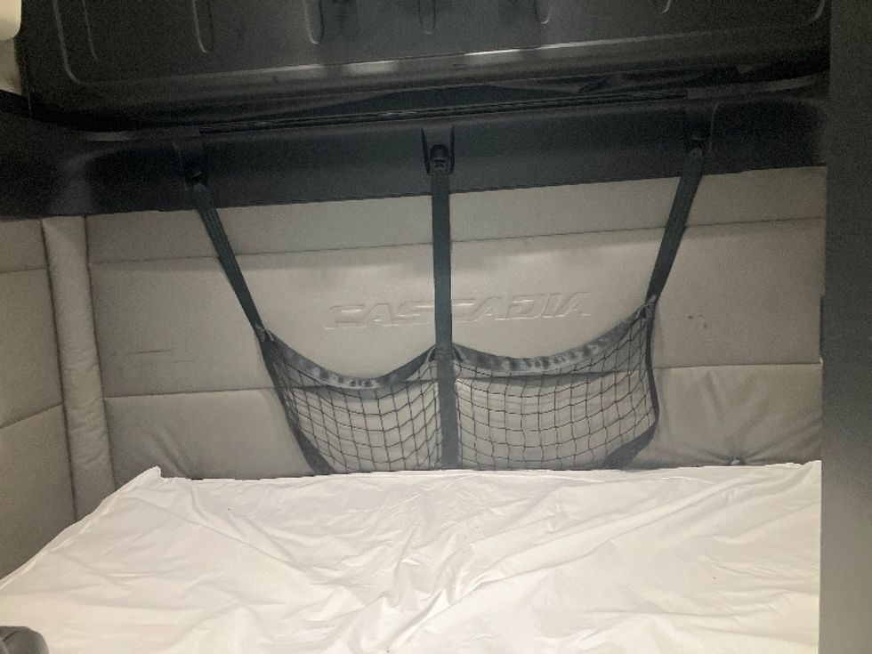 Sleeper Tractor-Heavy Duty Tractors-Freightliner-2021-T12664ST-Greensboro-NC-531,011\n\t\tmiles-$ 64,750 - Image 16