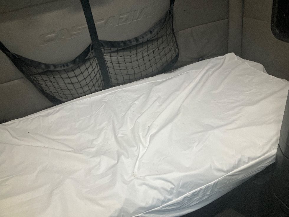 Sleeper Tractor-Heavy Duty Tractors-Freightliner-2021-T12664ST-Greensboro-NC-531,011\n\t\tmiles-$ 64,750 - Image 17