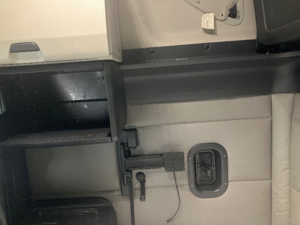 Sleeper Tractor-Heavy Duty Tractors-Freightliner-2021-T12664ST-Greensboro-NC-531,011\n\t\tmiles-$ 64,750 - Image 19