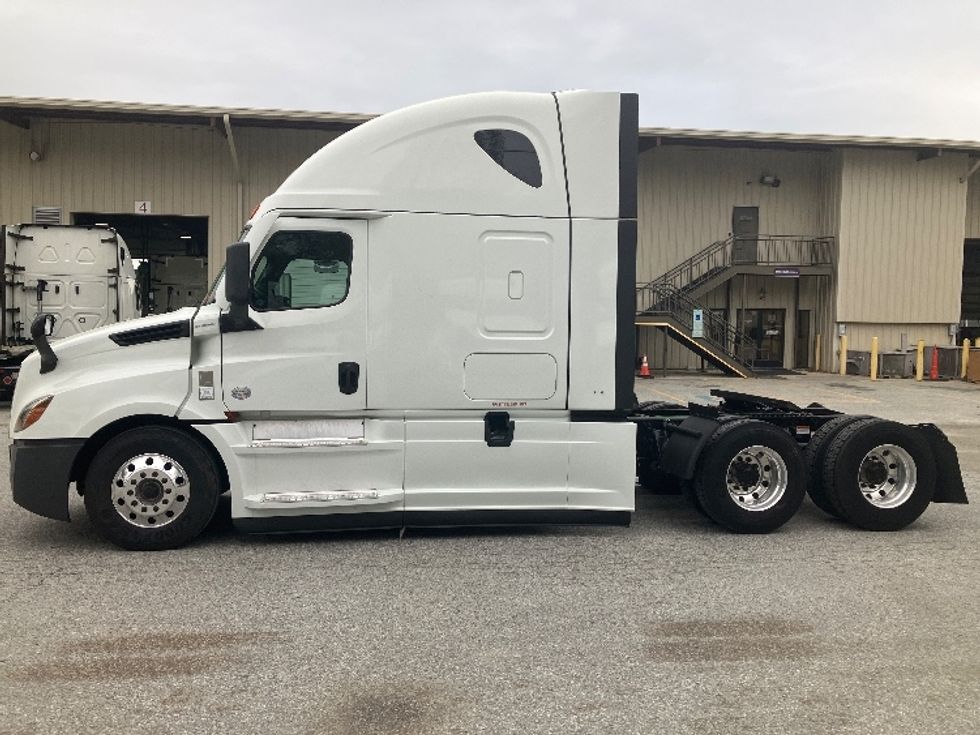 Sleeper Tractor-Heavy Duty Tractors-Freightliner-2021-T12664ST-Greensboro-NC-531,011\n\t\tmiles-$ 64,750 - Image 4