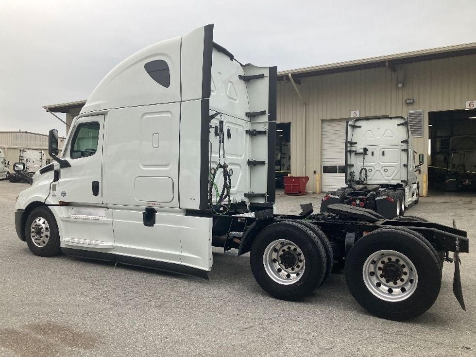 Sleeper Tractor-Heavy Duty Tractors-Freightliner-2021-T12664ST-Greensboro-NC-531,011\n\t\tmiles-$ 64,750 - Image 5