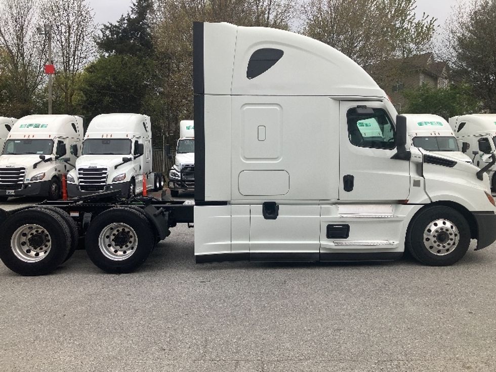 Sleeper Tractor-Heavy Duty Tractors-Freightliner-2021-T12664ST-Greensboro-NC-531,011\n\t\tmiles-$ 64,750 - Image 8