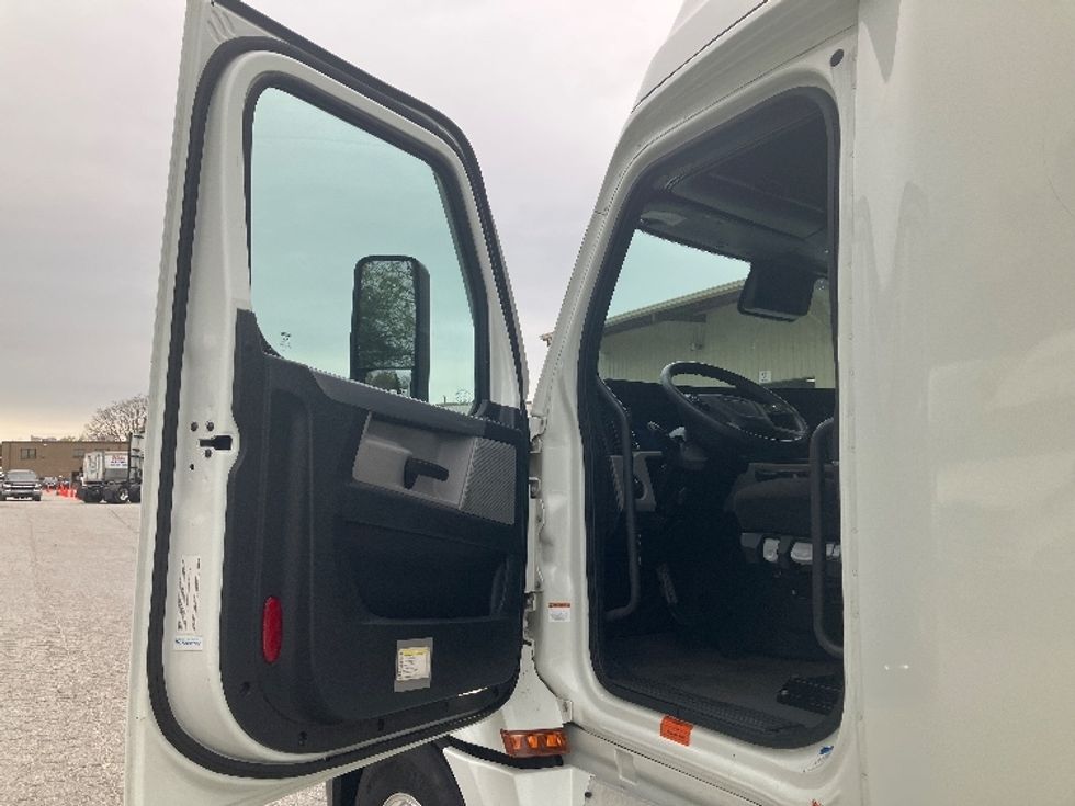 Sleeper Tractor-Heavy Duty Tractors-Freightliner-2021-T12664ST-Greensboro-NC-531,011\n\t\tmiles-$ 64,750 - Image 9