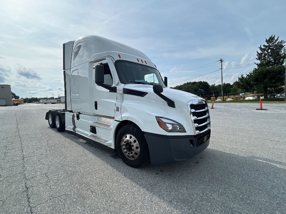 Sleeper Tractor-Heavy Duty Tractors-Freightliner-2021-T12664ST-Greensboro-NC-531,076\n\t\tmiles-$ 69,250 - Image 1