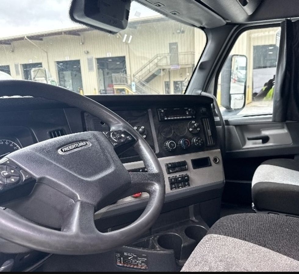 Sleeper Tractor-Heavy Duty Tractors-Freightliner-2021-T12664ST-Greensboro-NC-531,076\n\t\tmiles-$ 69,250 - Image 10