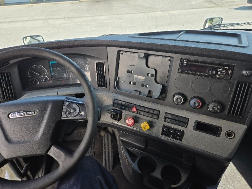 Sleeper Tractor-Heavy Duty Tractors-Freightliner-2021-T12664ST-Greensboro-NC-531,076\n\t\tmiles-$ 69,250 - Image 12