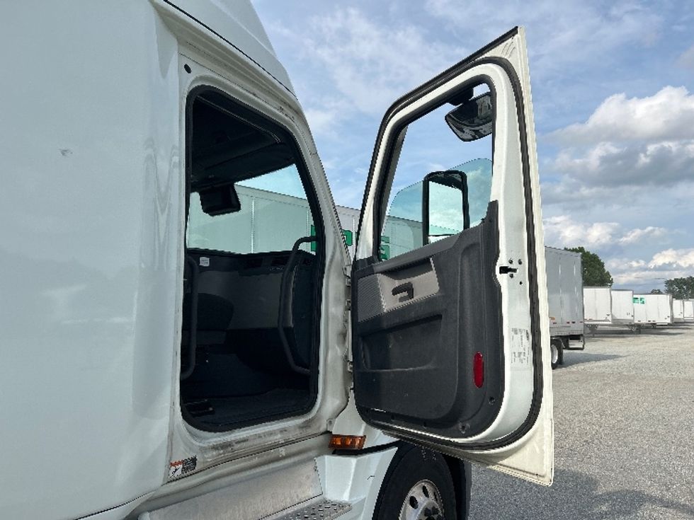 Sleeper Tractor-Heavy Duty Tractors-Freightliner-2021-T12664ST-Greensboro-NC-531,076\n\t\tmiles-$ 69,250 - Image 13