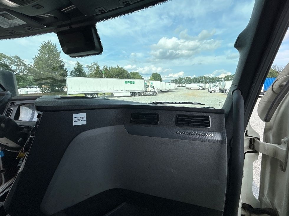 Sleeper Tractor-Heavy Duty Tractors-Freightliner-2021-T12664ST-Greensboro-NC-531,076\n\t\tmiles-$ 69,250 - Image 14