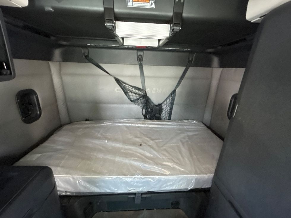 Sleeper Tractor-Heavy Duty Tractors-Freightliner-2021-T12664ST-Greensboro-NC-531,076\n\t\tmiles-$ 69,250 - Image 16