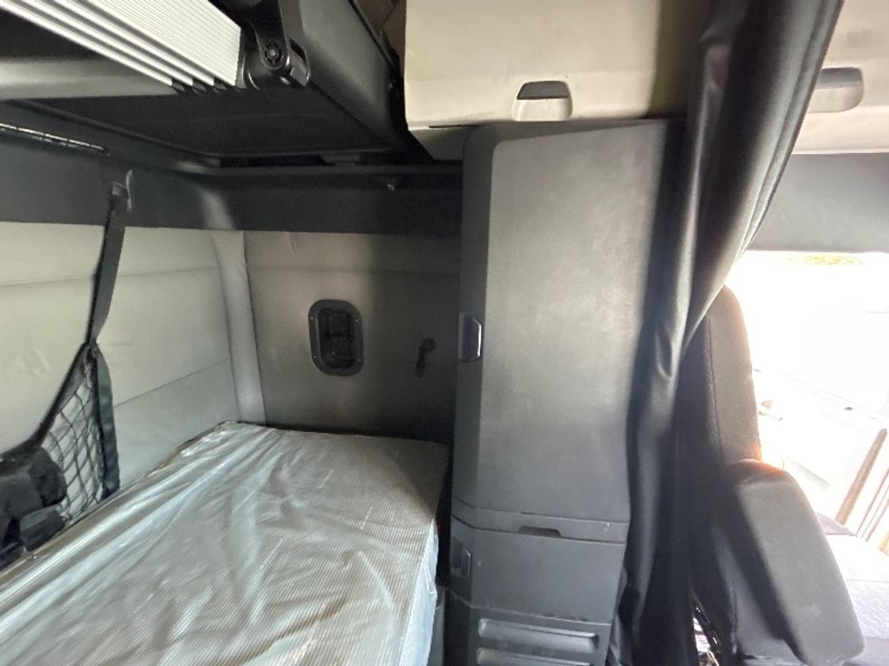 Sleeper Tractor-Heavy Duty Tractors-Freightliner-2021-T12664ST-Greensboro-NC-531,076\n\t\tmiles-$ 69,250 - Image 18