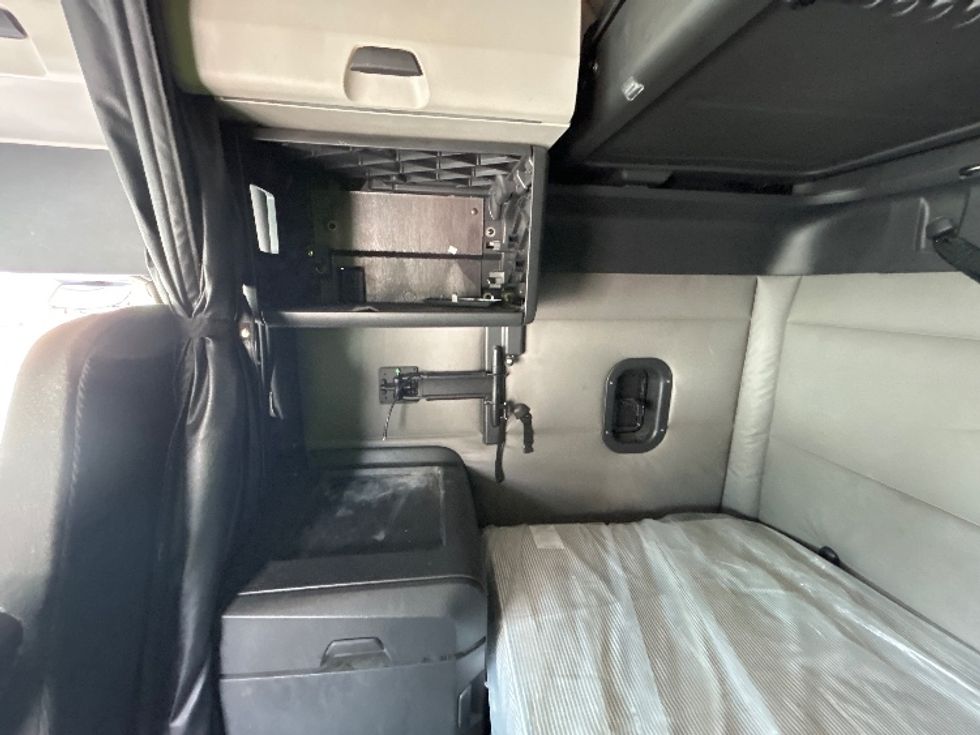 Sleeper Tractor-Heavy Duty Tractors-Freightliner-2021-T12664ST-Greensboro-NC-531,076\n\t\tmiles-$ 69,250 - Image 19