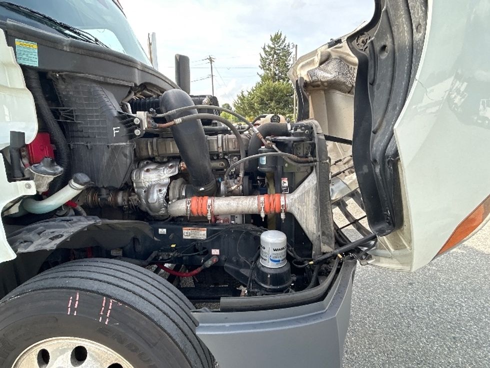 Sleeper Tractor-Heavy Duty Tractors-Freightliner-2021-T12664ST-Greensboro-NC-531,076\n\t\tmiles-$ 69,250 - Image 20