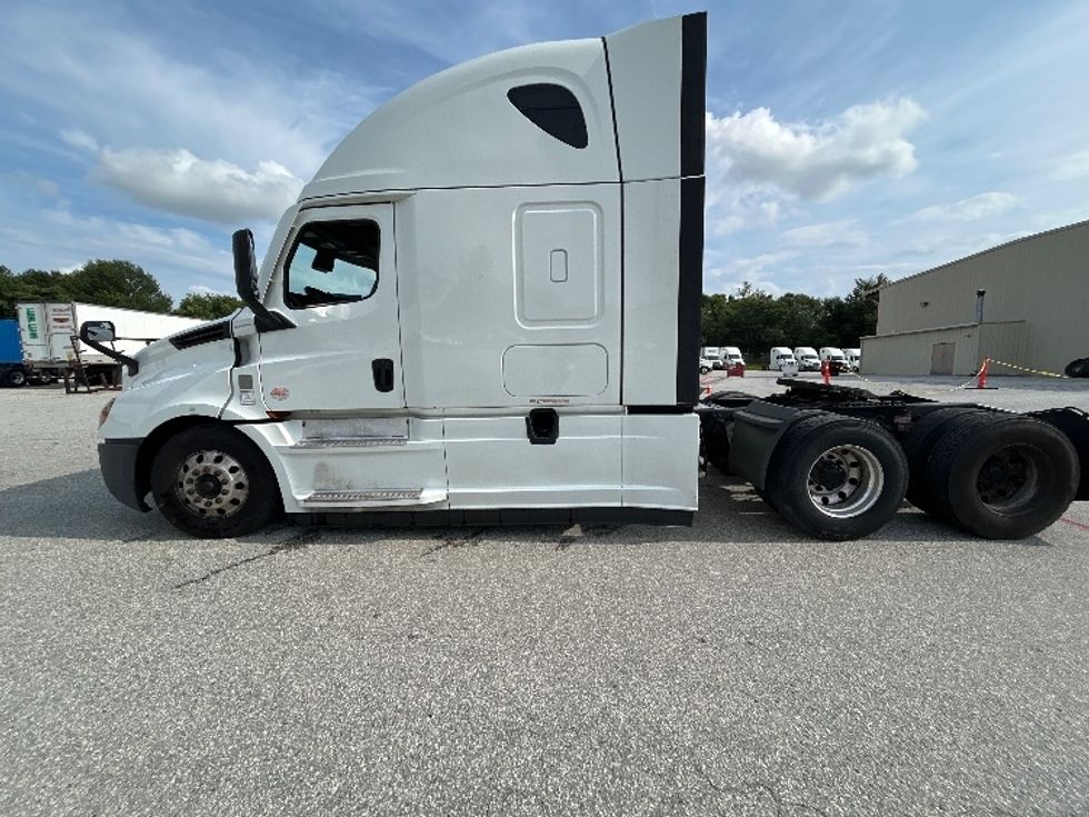 Sleeper Tractor-Heavy Duty Tractors-Freightliner-2021-T12664ST-Greensboro-NC-531,076\n\t\tmiles-$ 69,250 - Image 4