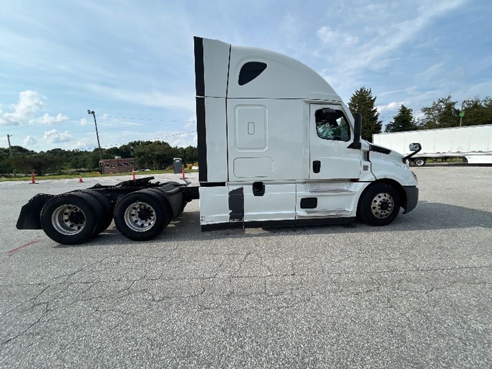 Sleeper Tractor-Heavy Duty Tractors-Freightliner-2021-T12664ST-Greensboro-NC-531,076\n\t\tmiles-$ 69,250 - Image 8