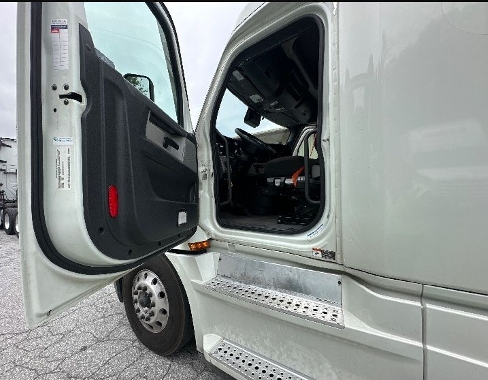 Sleeper Tractor-Heavy Duty Tractors-Freightliner-2021-T12664ST-Greensboro-NC-531,076\n\t\tmiles-$ 69,250 - Image 9