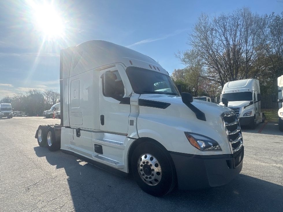 Sleeper Tractor-Heavy Duty Tractors-Freightliner-2021-T12664ST-Greensboro-NC-540,126\n\t\tmiles-$ 68,500 - Image 1