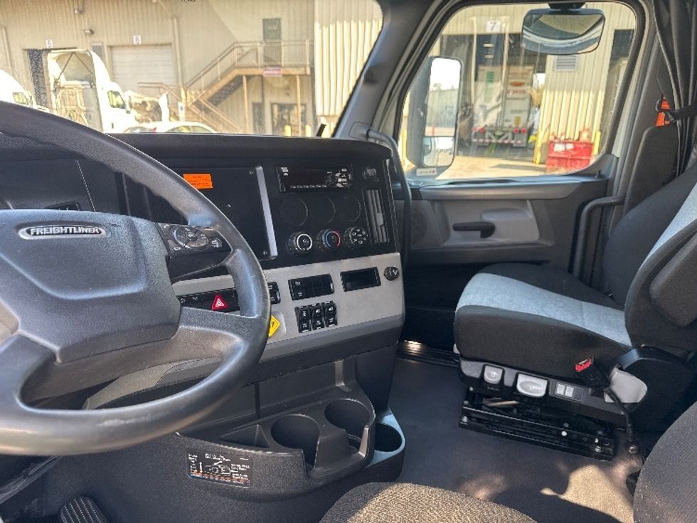 Sleeper Tractor-Heavy Duty Tractors-Freightliner-2021-T12664ST-Greensboro-NC-540,126\n\t\tmiles-$ 68,500 - Image 10