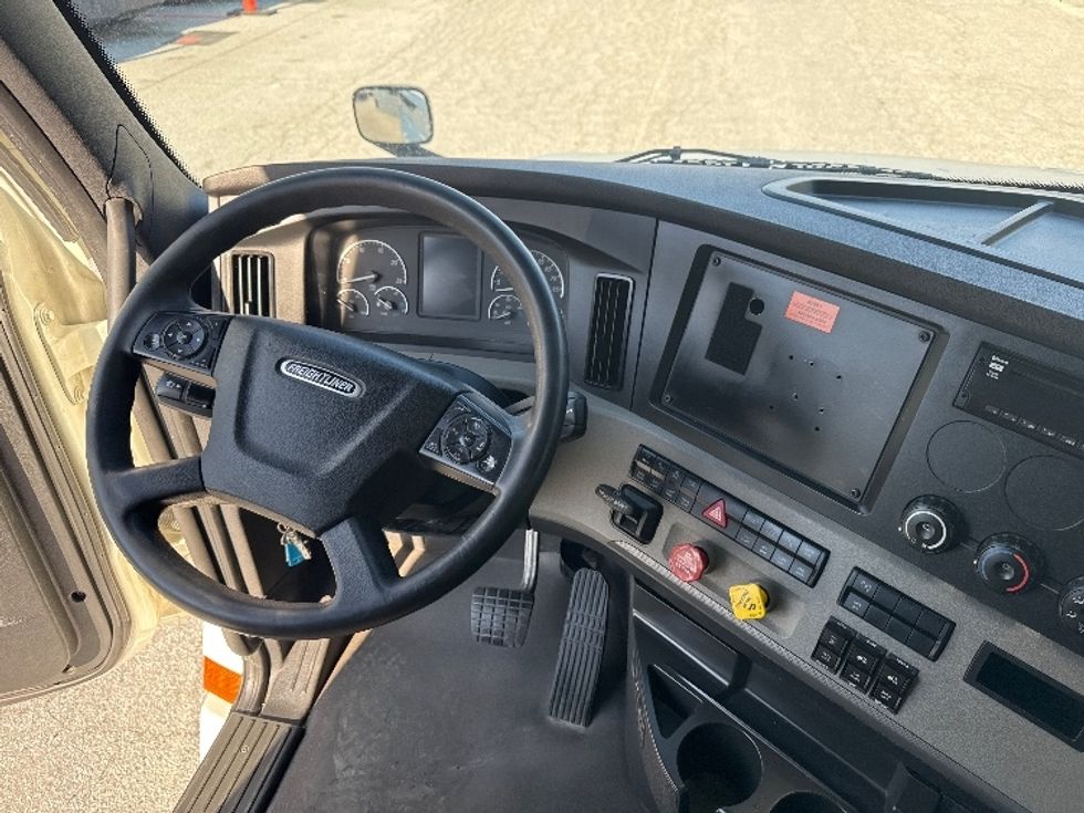 Sleeper Tractor-Heavy Duty Tractors-Freightliner-2021-T12664ST-Greensboro-NC-540,126\n\t\tmiles-$ 68,500 - Image 11