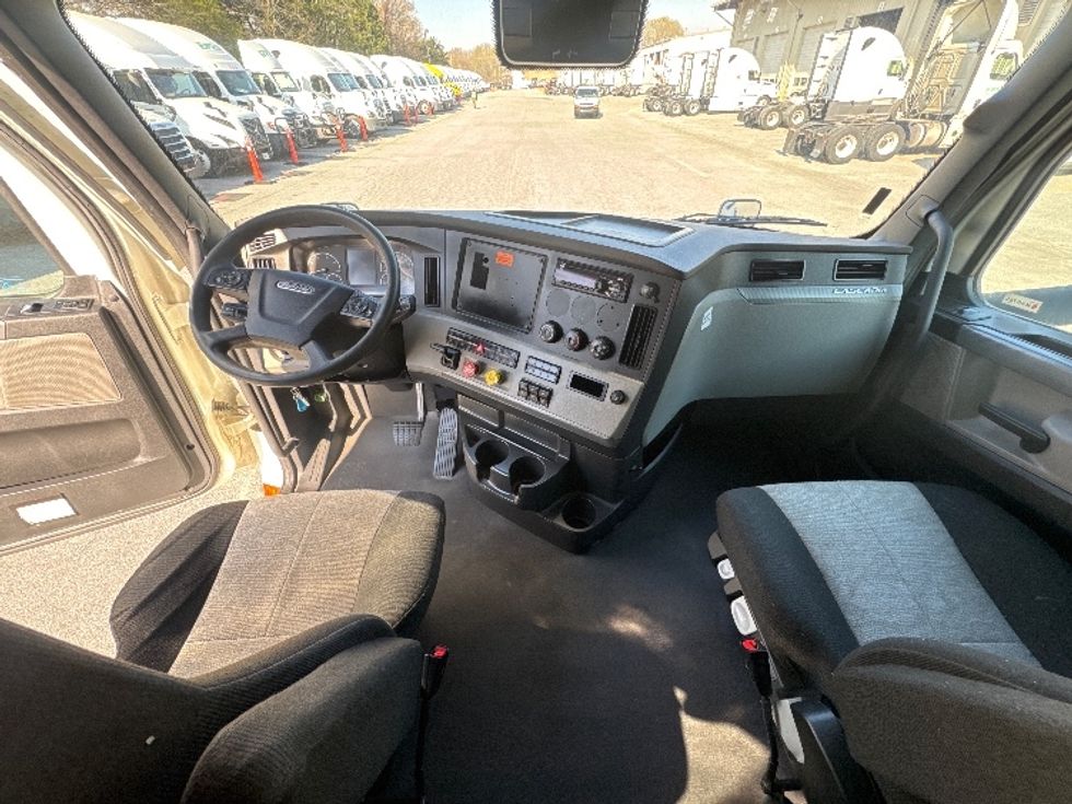 Sleeper Tractor-Heavy Duty Tractors-Freightliner-2021-T12664ST-Greensboro-NC-540,126\n\t\tmiles-$ 68,500 - Image 12