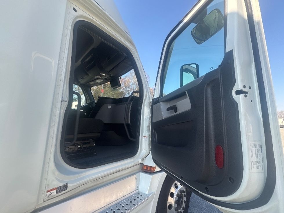Sleeper Tractor-Heavy Duty Tractors-Freightliner-2021-T12664ST-Greensboro-NC-540,126\n\t\tmiles-$ 68,500 - Image 13