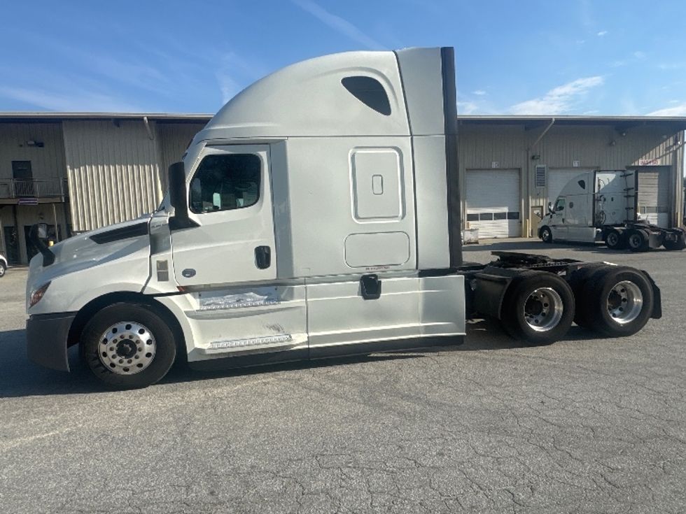 Sleeper Tractor-Heavy Duty Tractors-Freightliner-2021-T12664ST-Greensboro-NC-540,126\n\t\tmiles-$ 68,500 - Image 4