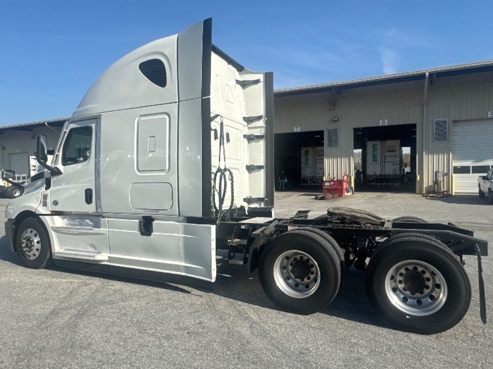 Sleeper Tractor-Heavy Duty Tractors-Freightliner-2021-T12664ST-Greensboro-NC-540,126\n\t\tmiles-$ 68,500 - Image 5