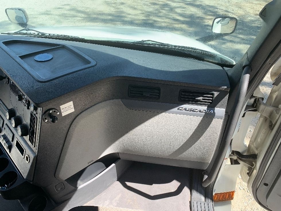 Sleeper Tractor-Heavy Duty Tractors-Freightliner-2021-T12664ST-Greensboro-NC-547,238\n\t\tmiles-$ 61,250 - Image 14