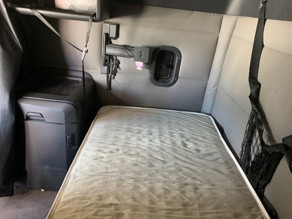 Sleeper Tractor-Heavy Duty Tractors-Freightliner-2021-T12664ST-Greensboro-NC-547,238\n\t\tmiles-$ 61,250 - Image 18