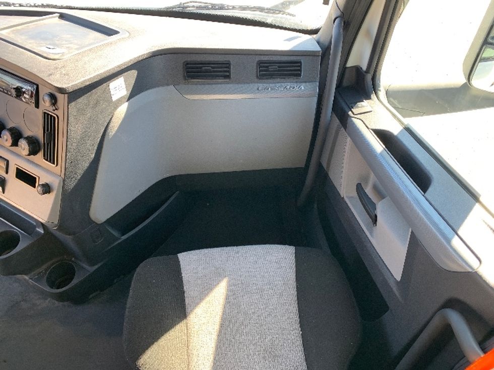 Sleeper Tractor-Heavy Duty Tractors-Freightliner-2021-T12664ST-Greensboro-NC-548,075\n\t\tmiles-$ 64,000 - Image 14