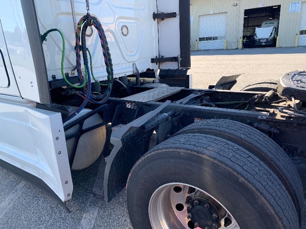 Sleeper Tractor-Heavy Duty Tractors-Freightliner-2021-T12664ST-Greensboro-NC-548,075\n\t\tmiles-$ 64,000 - Image 22