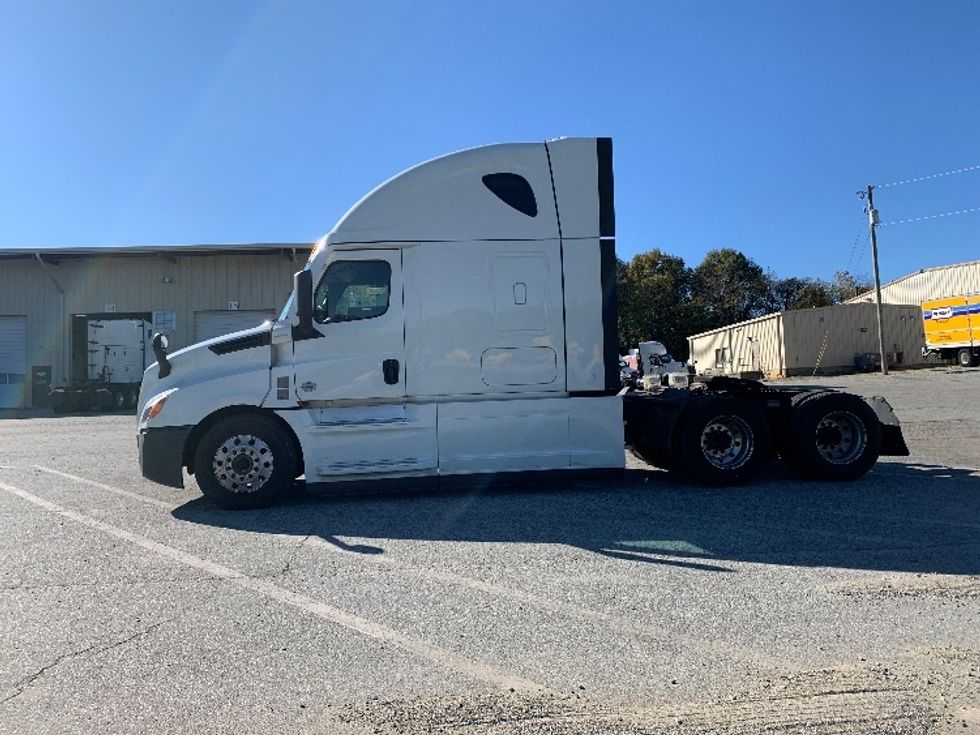 Sleeper Tractor-Heavy Duty Tractors-Freightliner-2021-T12664ST-Greensboro-NC-548,075\n\t\tmiles-$ 64,000 - Image 4