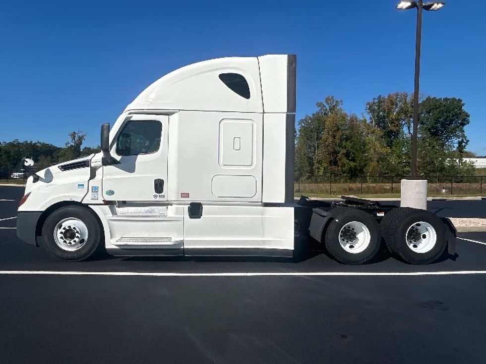 Sleeper Tractor-Heavy Duty Tractors-Freightliner-2021-T12664ST-Greensboro-NC-555,783\n\t\tmiles-$ 60,000 - Image 4