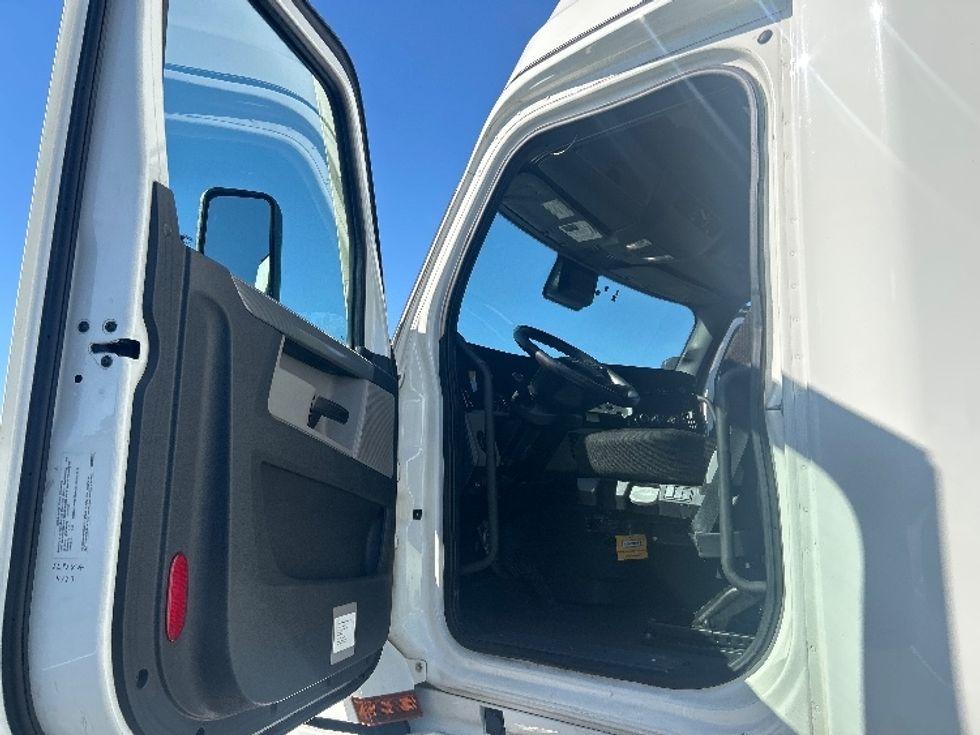 Sleeper Tractor-Heavy Duty Tractors-Freightliner-2021-T12664ST-Greensboro-NC-555,783\n\t\tmiles-$ 60,000 - Image 9