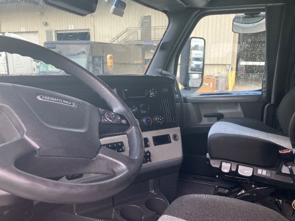 Sleeper Tractor-Heavy Duty Tractors-Freightliner-2021-T12664ST-Greensboro-NC-561,078\n\t\tmiles-$ 62,250 - Image 10