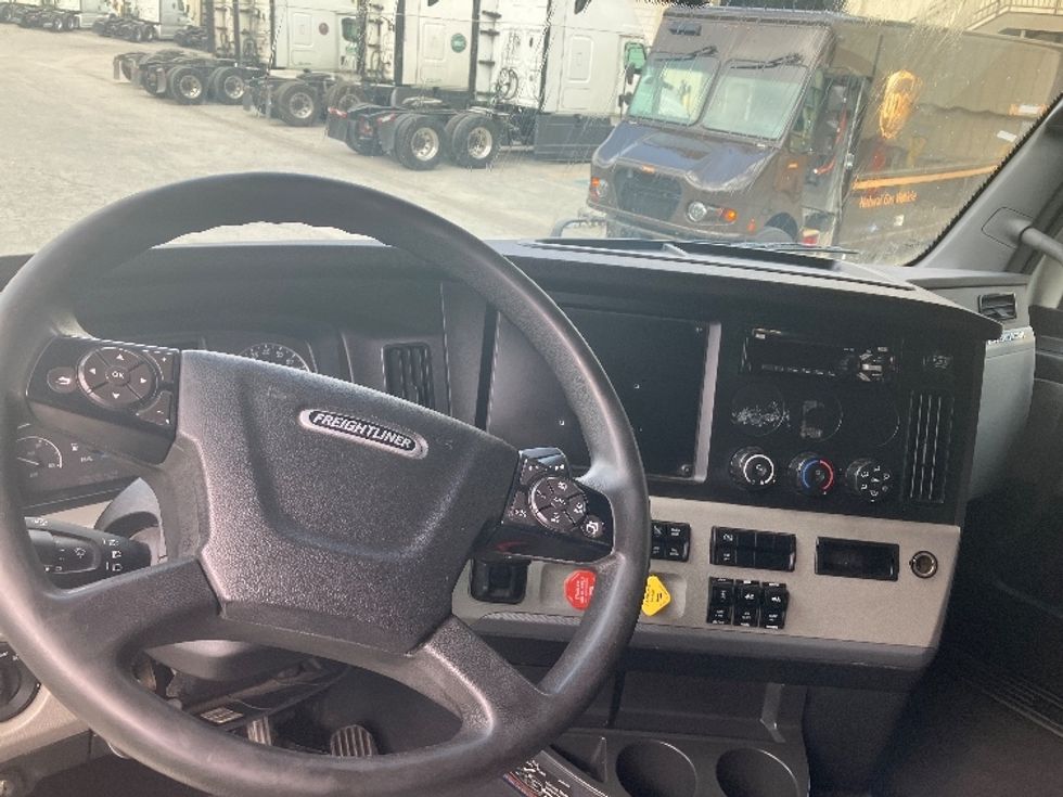 Sleeper Tractor-Heavy Duty Tractors-Freightliner-2021-T12664ST-Greensboro-NC-561,078\n\t\tmiles-$ 62,250 - Image 11