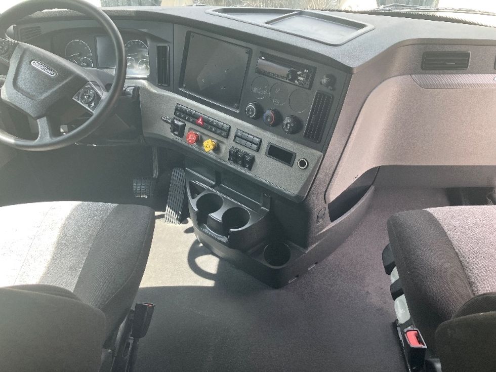 Sleeper Tractor-Heavy Duty Tractors-Freightliner-2021-T12664ST-Greensboro-NC-561,078\n\t\tmiles-$ 62,250 - Image 12