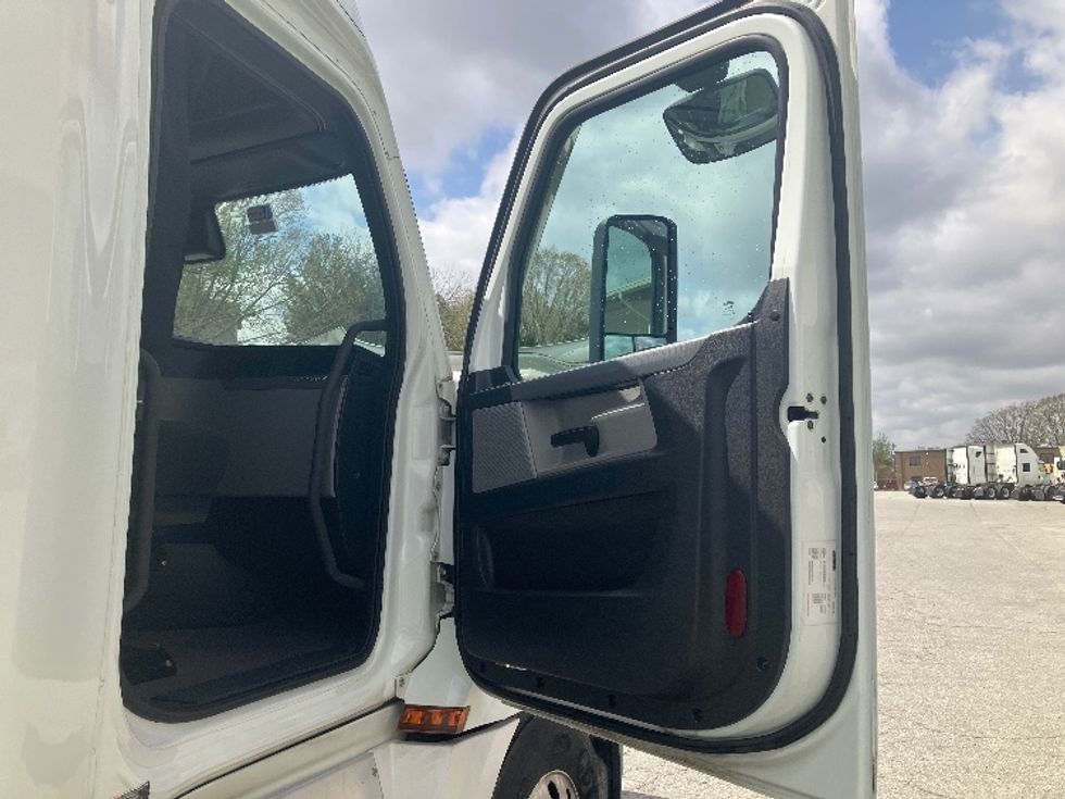 Sleeper Tractor-Heavy Duty Tractors-Freightliner-2021-T12664ST-Greensboro-NC-561,078\n\t\tmiles-$ 62,250 - Image 13