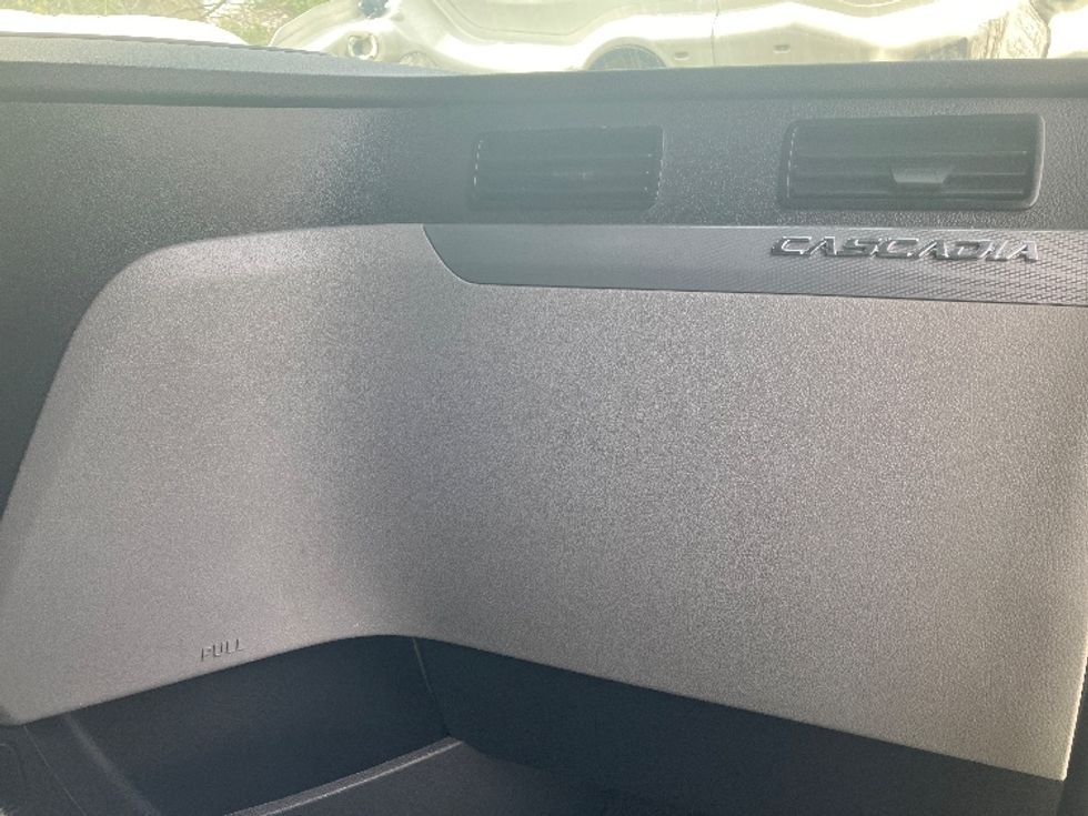 Sleeper Tractor-Heavy Duty Tractors-Freightliner-2021-T12664ST-Greensboro-NC-561,078\n\t\tmiles-$ 62,250 - Image 14