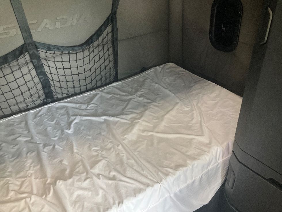 Sleeper Tractor-Heavy Duty Tractors-Freightliner-2021-T12664ST-Greensboro-NC-561,078\n\t\tmiles-$ 62,250 - Image 17