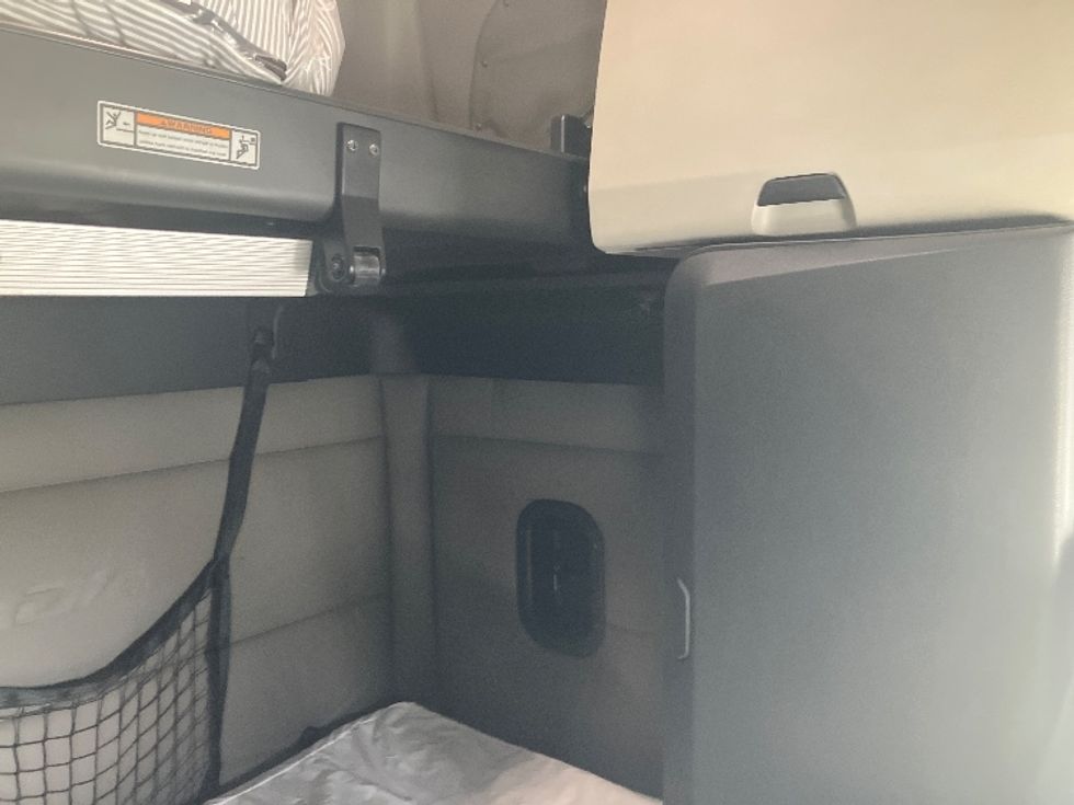 Sleeper Tractor-Heavy Duty Tractors-Freightliner-2021-T12664ST-Greensboro-NC-561,078\n\t\tmiles-$ 62,250 - Image 18