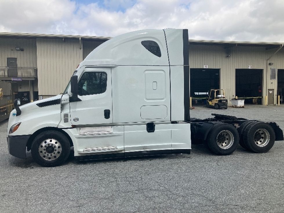 Sleeper Tractor-Heavy Duty Tractors-Freightliner-2021-T12664ST-Greensboro-NC-561,078\n\t\tmiles-$ 62,250 - Image 4