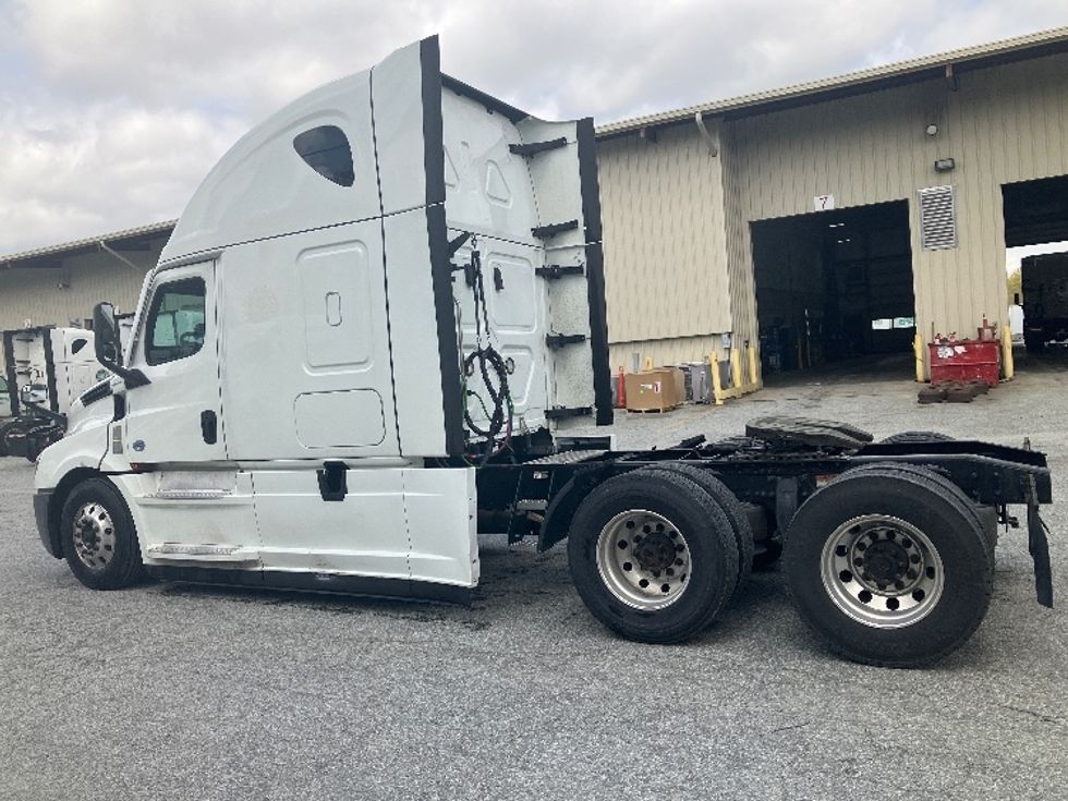 Sleeper Tractor-Heavy Duty Tractors-Freightliner-2021-T12664ST-Greensboro-NC-561,078\n\t\tmiles-$ 62,250 - Image 5