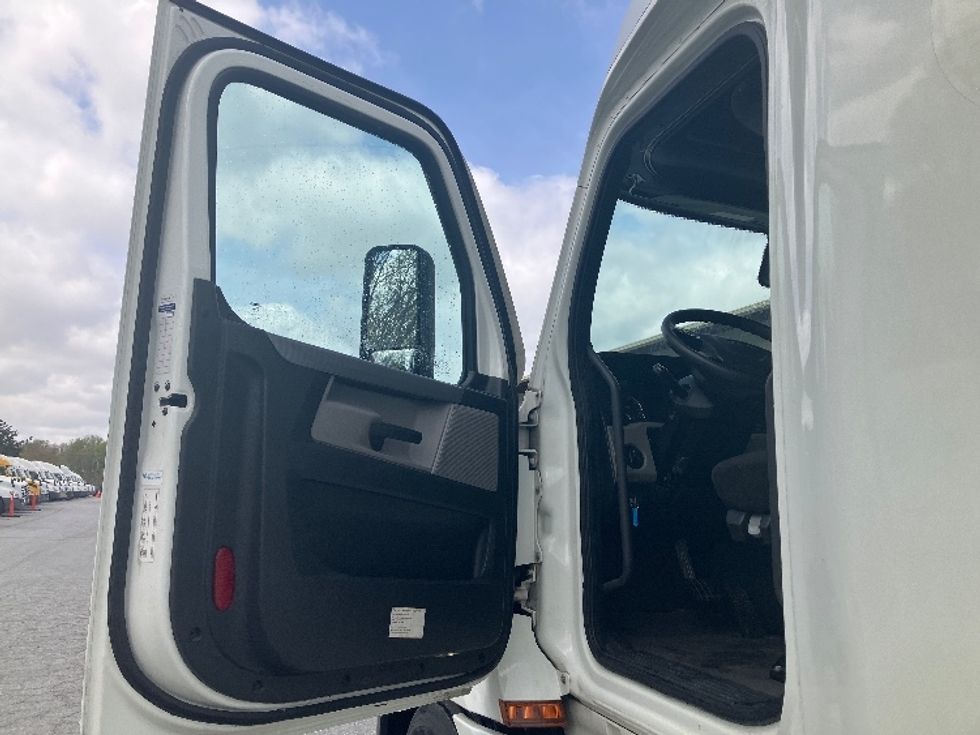 Sleeper Tractor-Heavy Duty Tractors-Freightliner-2021-T12664ST-Greensboro-NC-561,078\n\t\tmiles-$ 62,250 - Image 9