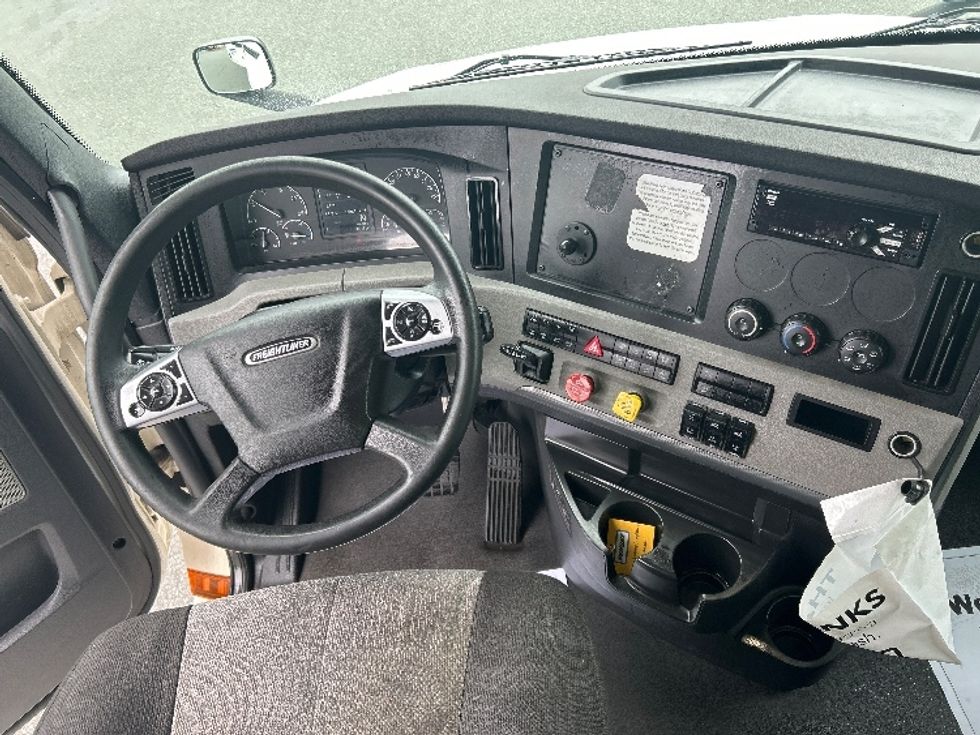Sleeper Tractor-Heavy Duty Tractors-Freightliner-2021-T12664ST-Greensboro-NC-563,182\n\t\tmiles-$ 59,250 - Image 11