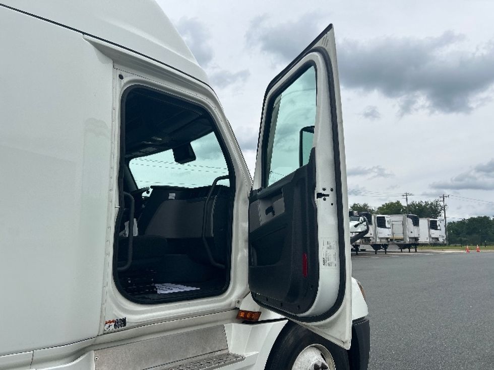 Sleeper Tractor-Heavy Duty Tractors-Freightliner-2021-T12664ST-Greensboro-NC-563,182\n\t\tmiles-$ 59,250 - Image 13