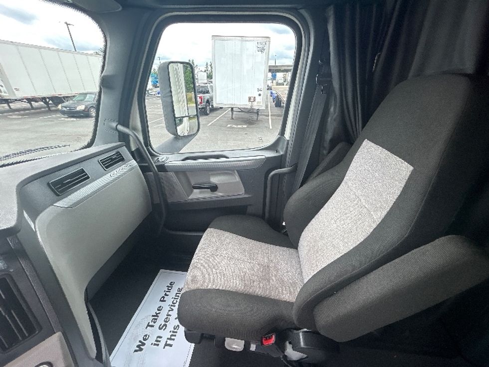 Sleeper Tractor-Heavy Duty Tractors-Freightliner-2021-T12664ST-Greensboro-NC-563,182\n\t\tmiles-$ 59,250 - Image 15